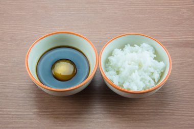 Soya soslu çiğ yumurta, beyaz pirinç, Japon yemeği.