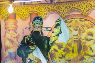 Kalasin, Tayland - 9 Aralık 2017: Aktör Çin operasını telafi etti. Çin operası, Somdet bölgesi Kalasin, Tayland 'da yer alan antik bir müzikal dramdır..