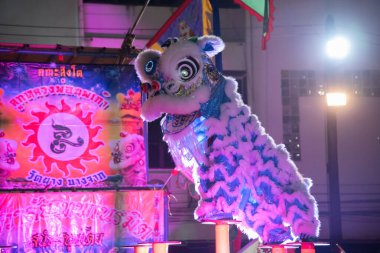 Kalasin, Somdet - 9 Aralık 2017 Çin Yeni Yıl Festivali 'nde ejderha ve aslan dansı gösterisi.