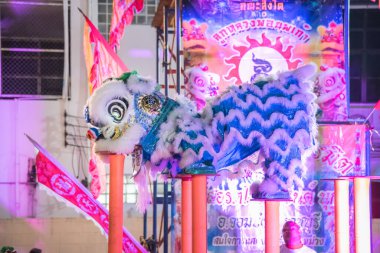 Kalasin, Somdet - 9 Aralık 2017 Çin Yeni Yıl Festivali 'nde ejderha ve aslan dansı gösterisi.