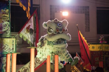 Kalasin, Somdet - 9 Aralık 2017 Çin Yeni Yıl Festivali 'nde ejderha ve aslan dansı gösterisi.