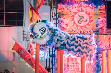 Kalasin, Somdet - 9 Aralık 2017 Çin Yeni Yıl Festivali 'nde ejderha ve aslan dansı gösterisi.