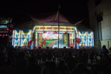 Kalasin, Tayland - 9 Aralık 2017: Aktör Çin operasını telafi etti. Çin operası, Somdet bölgesi Kalasin, Tayland 'da yer alan antik bir müzikal dramdır..