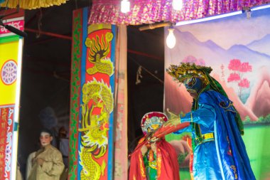 Kalasin, Tayland - 9 Aralık 2017: Aktör Çin operasını telafi etti. Çin operası, Somdet bölgesi Kalasin, Tayland 'da yer alan antik bir müzikal dramdır..