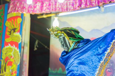 Kalasin, Tayland - 9 Aralık 2017: Aktör Çin operasını telafi etti. Çin operası, Somdet bölgesi Kalasin, Tayland 'da yer alan antik bir müzikal dramdır..