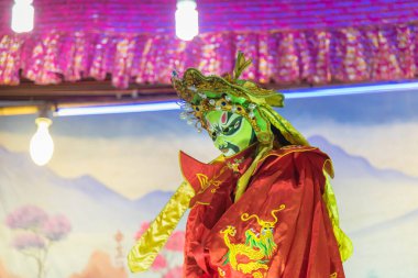 Kalasin, Tayland - 9 Aralık 2017: Aktör Çin operasını telafi etti. Çin operası, Somdet bölgesi Kalasin, Tayland 'da yer alan antik bir müzikal dramdır..