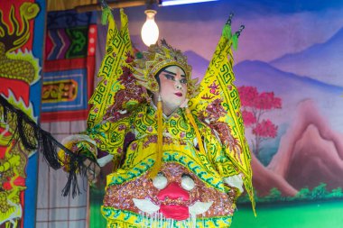 Kalasin, Tayland - 9 Aralık 2017: Aktör Çin operasını telafi etti. Çin operası, Somdet bölgesi Kalasin, Tayland 'da yer alan antik bir müzikal dramdır..