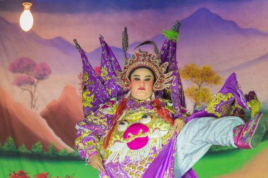 Kalasin, Tayland - 9 Aralık 2017: Aktör Çin operasını telafi etti. Çin operası, Somdet bölgesi Kalasin, Tayland 'da yer alan antik bir müzikal dramdır..