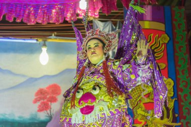 Kalasin, Tayland - 9 Aralık 2017: Aktör Çin operasını telafi etti. Çin operası, Somdet bölgesi Kalasin, Tayland 'da yer alan antik bir müzikal dramdır..