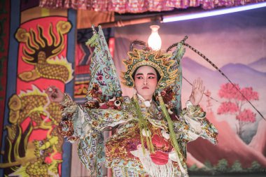 Kalasin, Tayland - 9 Aralık 2017: Aktör Çin operasını telafi etti. Çin operası, Somdet bölgesi Kalasin, Tayland 'da yer alan antik bir müzikal dramdır..