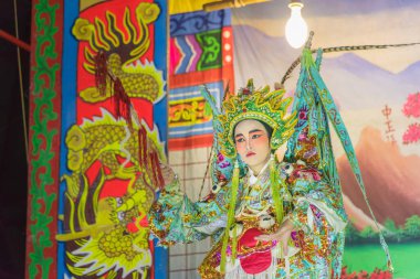 Kalasin, Tayland - 9 Aralık 2017: Aktör Çin operasını telafi etti. Çin operası, Somdet bölgesi Kalasin, Tayland 'da yer alan antik bir müzikal dramdır..