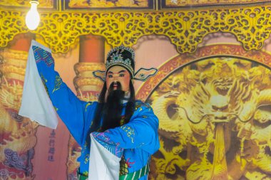 Kalasin, Tayland - 9 Aralık 2017: Aktör Çin operasını telafi etti. Çin operası, Somdet bölgesi Kalasin, Tayland 'da yer alan antik bir müzikal dramdır..