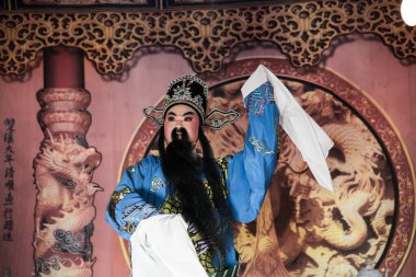 Kalasin, Tayland - 9 Aralık 2017: Aktör Çin operasını telafi etti. Çin operası, Somdet bölgesi Kalasin, Tayland 'da yer alan antik bir müzikal dramdır..