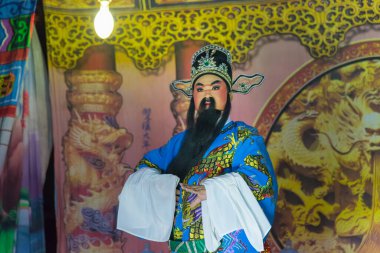 Kalasin, Tayland - 9 Aralık 2017: Aktör Çin operasını telafi etti. Çin operası, Somdet bölgesi Kalasin, Tayland 'da yer alan antik bir müzikal dramdır..