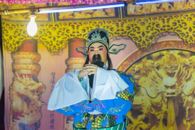 Kalasin, Tayland - 9 Aralık 2017: Aktör Çin operasını telafi etti. Çin operası, Somdet bölgesi Kalasin, Tayland 'da yer alan antik bir müzikal dramdır..