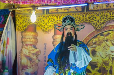 Kalasin, Tayland - 9 Aralık 2017: Aktör Çin operasını telafi etti. Çin operası, Somdet bölgesi Kalasin, Tayland 'da yer alan antik bir müzikal dramdır..