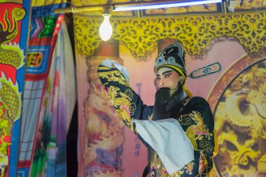 Kalasin, Tayland - 9 Aralık 2017: Aktör Çin operasını telafi etti. Çin operası, Somdet bölgesi Kalasin, Tayland 'da yer alan antik bir müzikal dramdır..