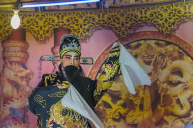 Kalasin, Tayland - 9 Aralık 2017: Aktör Çin operasını telafi etti. Çin operası, Somdet bölgesi Kalasin, Tayland 'da yer alan antik bir müzikal dramdır..