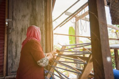 Tayland 'da geleneksel Thai masalı ören kadınlar.