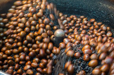Tayland 'da sokak yemeklerinde kavrulmuş kestane.
