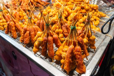 Kızarmış köfteler, sokak yemeklerinin pazarındaki ızgaraya konur..