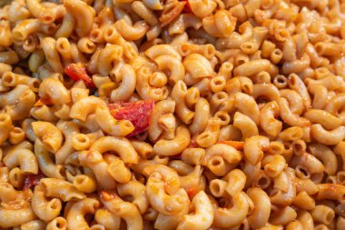 Domates soslu makarna ve Tayland sokak yemekleriyle süslenmiş et.. 