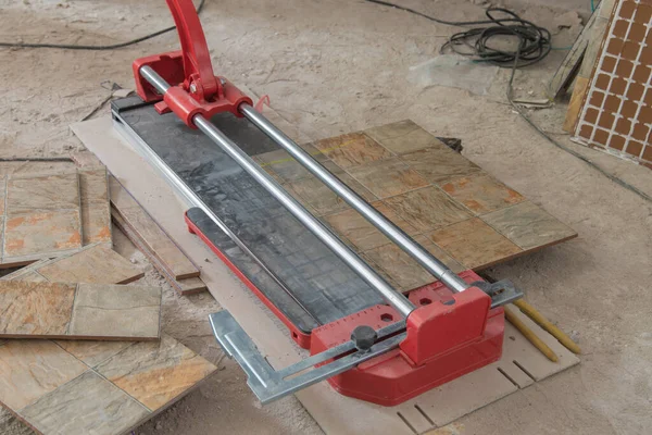 Tiler Builder Worker Working Floor Tile Cutting Equipment Floor Tile — Stock Photo, Image