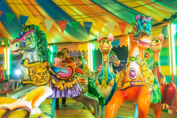 泰国卡拉辛 2018年3月3日 不认识的泰国人或游客在夜晚与孩子们在泰国卡拉辛的庙会上玩明快的旋转木马 — 图库照片