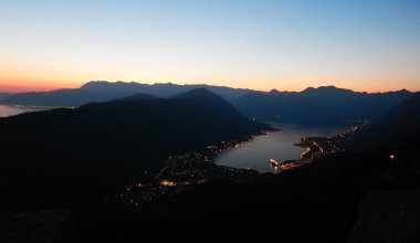 Kotor Koyu'ndaki gece