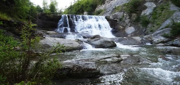 Wasserfall. der Gebirgsfluss. — Stockfoto