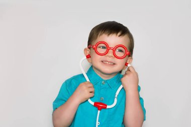 Bir çocuk gözlüklü küçük doktor 