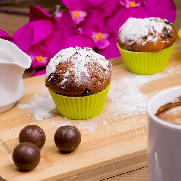 Brillante cupcake con zucchero a velo e cioccolato — Foto Stock