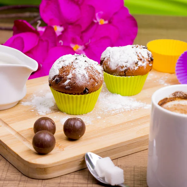 Яркий кекс с сахаром и шоколадом — стоковое фото