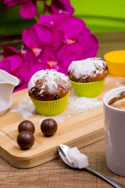 Şeker ve çikolata buzlanma ile parlak Cupcake