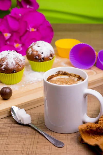 Şeker ve çikolata buzlanma ile parlak Cupcake