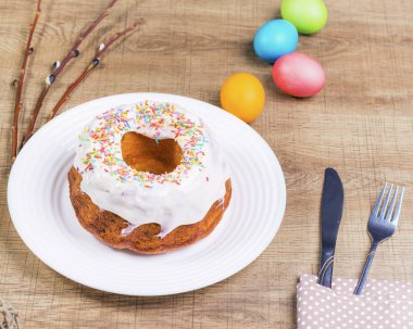 Festival tablo ile renkli yumurta ve cupcake