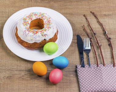 Festival tablo ile renkli yumurta ve cupcake 