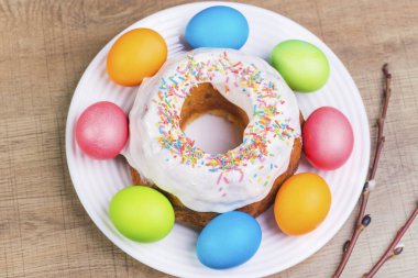 Festival tablo ile renkli yumurta ve cupcake