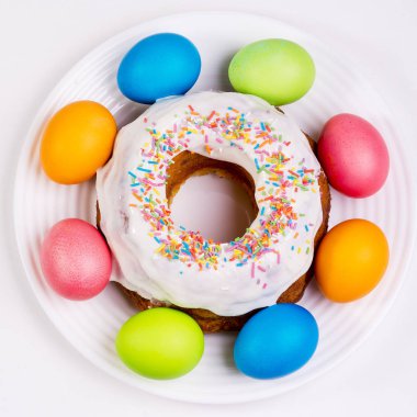 Festival tablo ile renkli yumurta ve cupcake