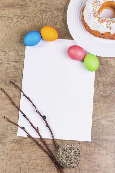 Festival tablo ile renkli yumurta ve cupcake