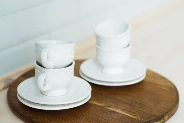 Білий чайний набір на підносі, кухонний стіл — стокове фото