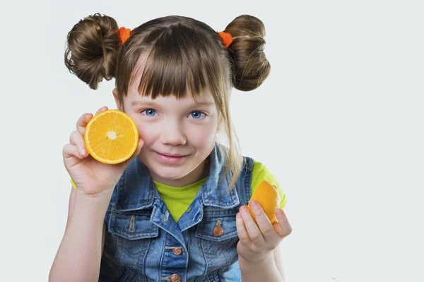 Bir gülümseme ve elinde bir portakal ile kutsanmış kız bebek