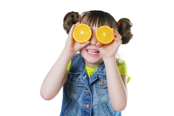 Bir gülümseme ve elinde bir portakal ile kutsanmış kız bebek