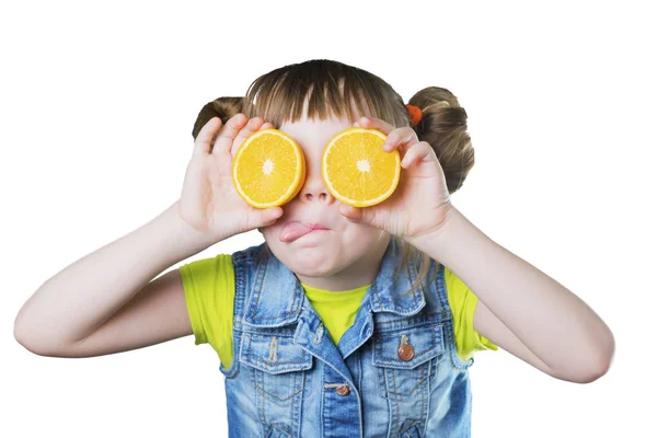 Bir gülümseme ve elinde bir portakal ile kutsanmış kız bebek