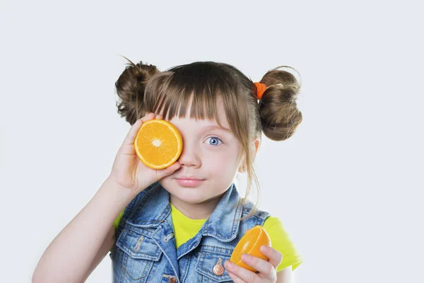 Bir gülümseme ve elinde bir portakal ile kız bebek