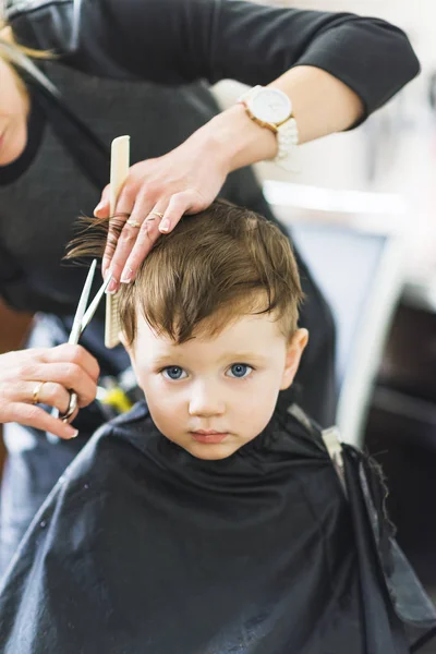 Friseur schert Jungen die Schere — Stockfoto