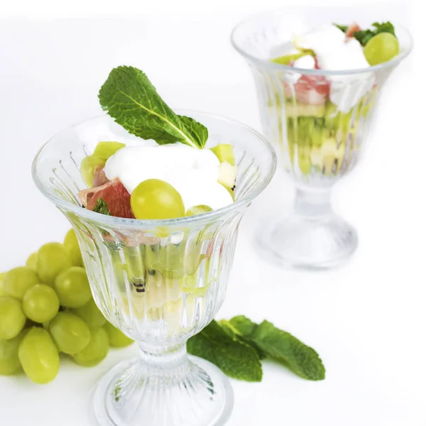 Meyve salatası naneli ve ekşi krema