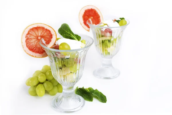 Meyve salatası naneli ve ekşi krema