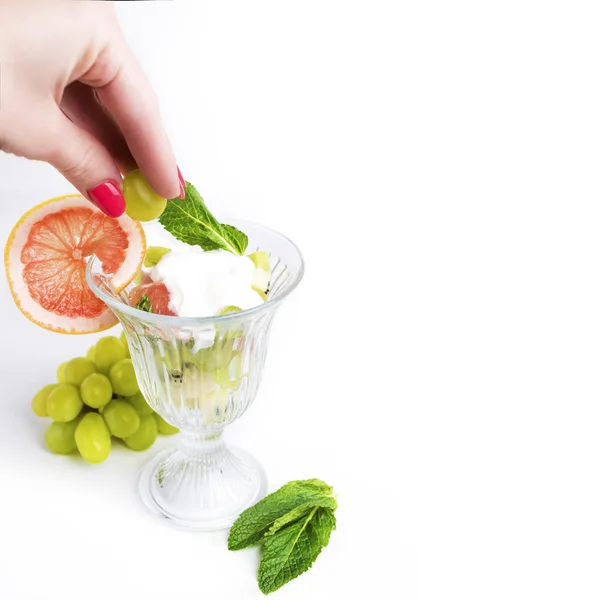 Meyve salatası naneli ve ekşi krema
