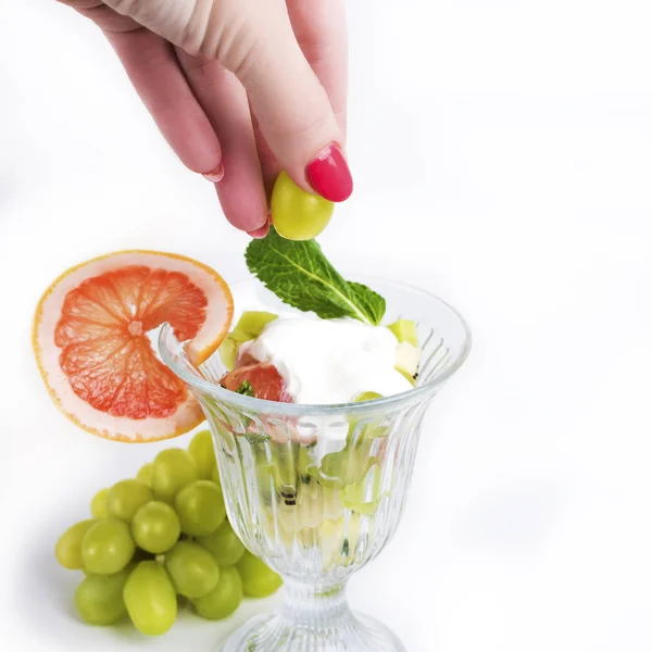 Meyve salatası naneli ve ekşi krema